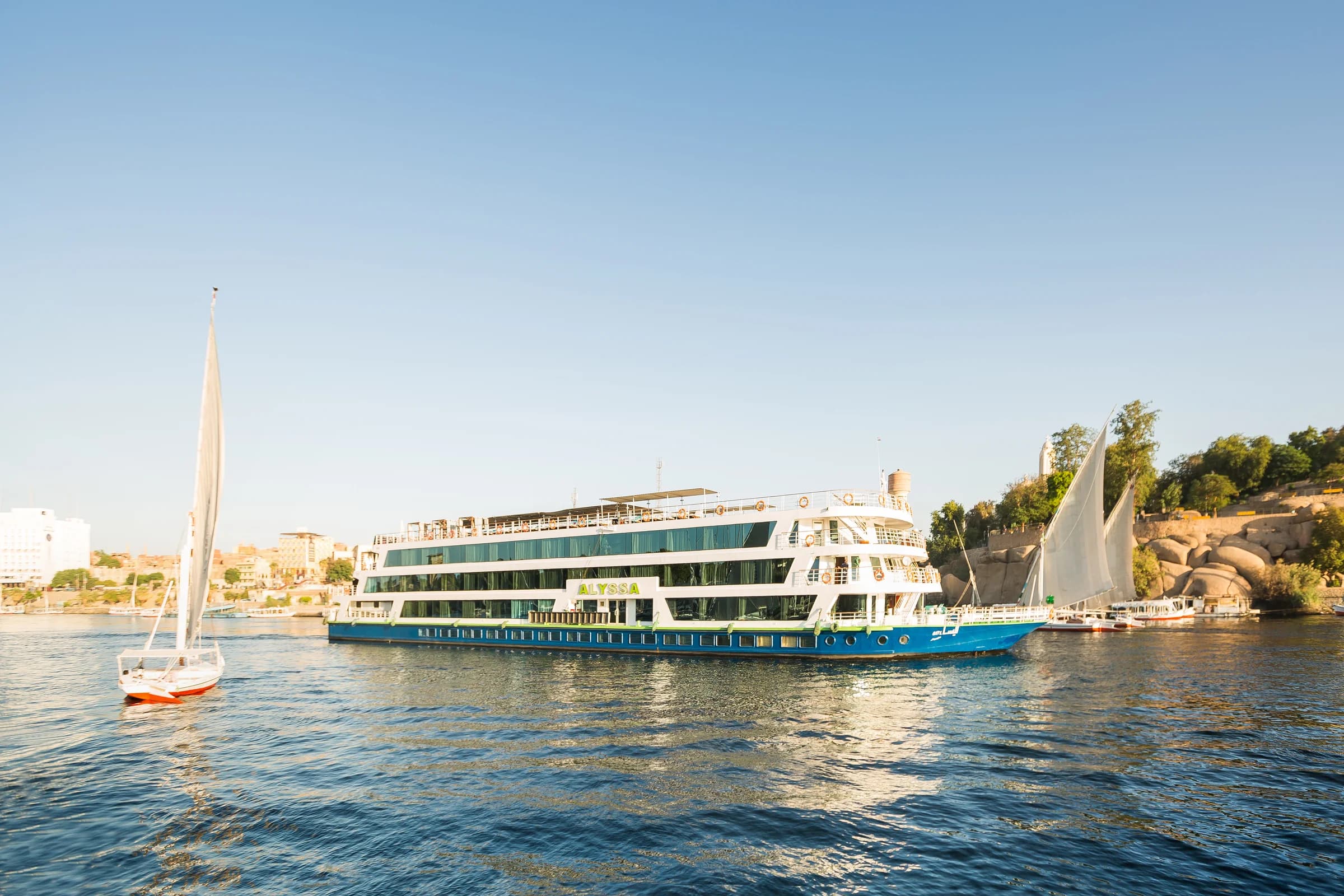 M/Y Alyssa sailing past the west bank